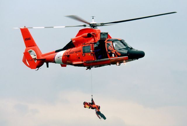 N6585 — - Retrieving rescue swimmer.