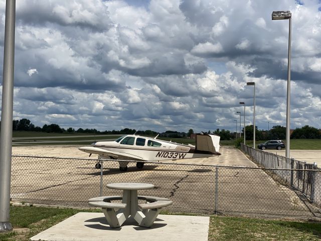 Beechcraft 35 Bonanza (N1033W)