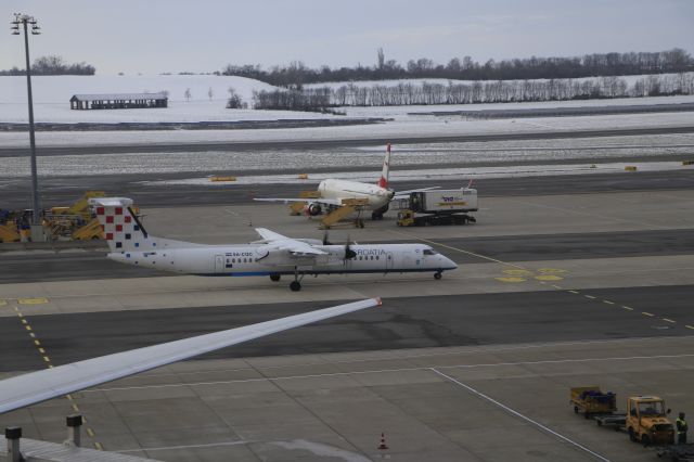 de Havilland Dash 8-400 (9A-CQC) - 12/7/23 taxiing in