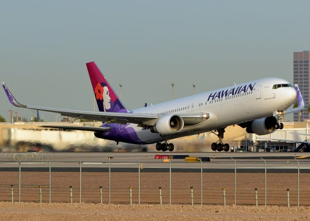 BOEING 767-300 (N590HA)