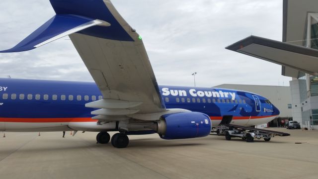 Boeing 737-700 (N820SY) - Nice new paint and a symitar on this beautiful B737! 