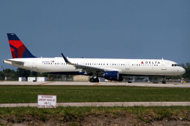 Airbus A321 (N344DN) - Lining up to depart rwy 10L on 7-May-18 operating flight DAL2696 to KLGA.