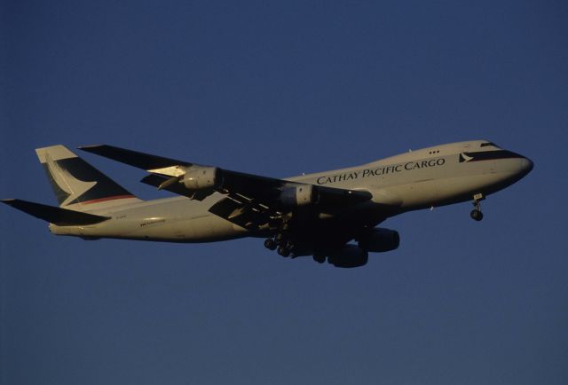 Boeing 747-200 (B-HVZ) - Final Approach to Narita Intl Airport Rwy34L on 1998/10/03