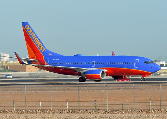 Boeing 737-700 (N7704B)