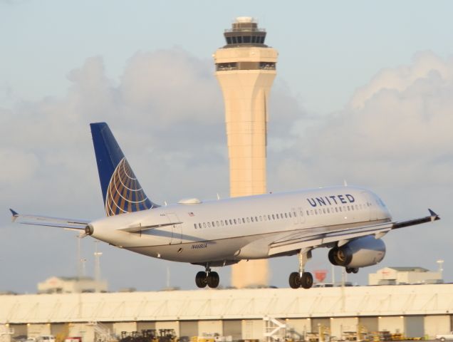 Airbus A320 (N468UA)