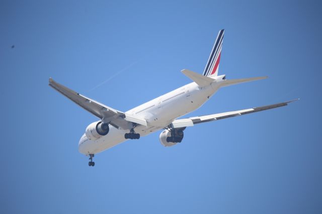 BOEING 777-300ER (F-GSQL)