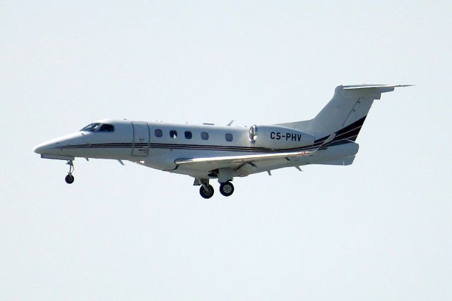 Embraer Phenom 300 (CS-PHV) - NetJets Europe Phenom 300 on short finals for rwy 04L on 19-Jun-23 arriving from EGGW as NJE900Y.