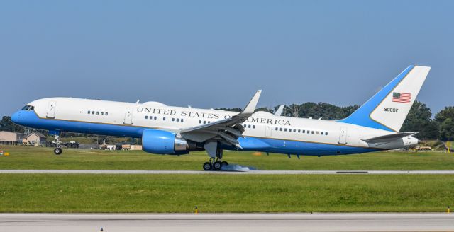 Boeing 757-200 (98-0002) - Slamming it down onto 23L!