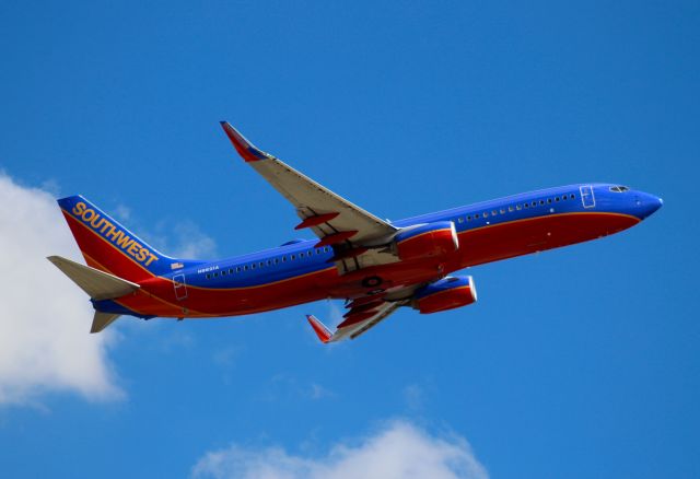 Boeing 737-800 (N8621A)