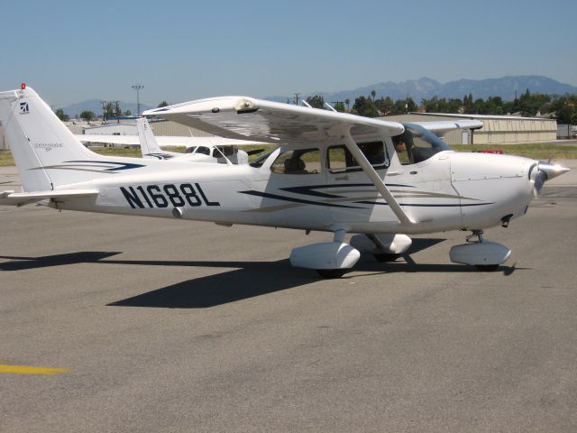 Cessna Skyhawk (N1688L) - TAXIING AT FULLERTON