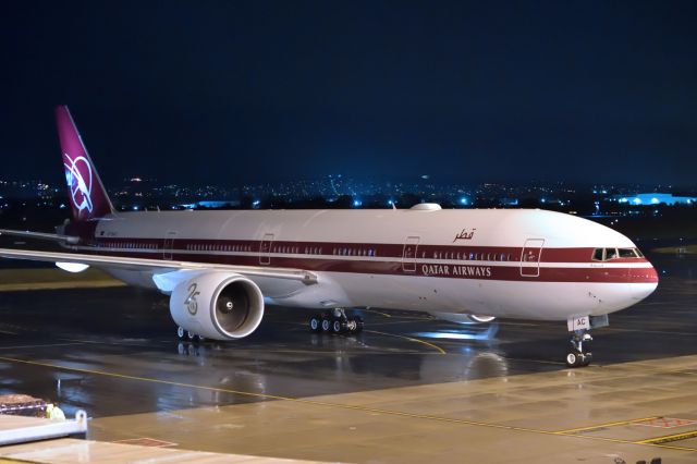 BOEING 777-300ER (A7-BAC) - ADELAIDE AIRPORT, THURSDAY NIGHT MAY 5, 2022.