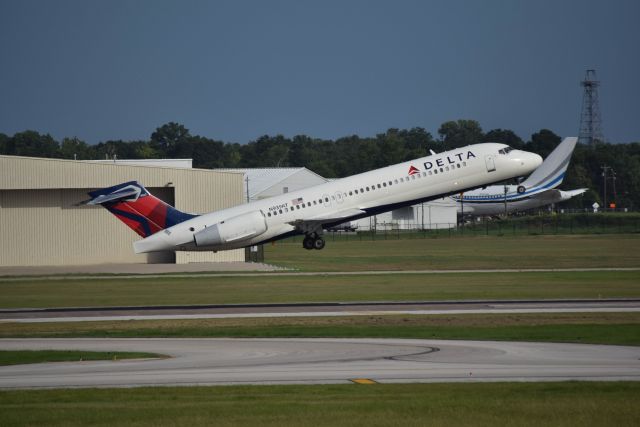 Boeing 717-200 (N939AT) - 8/7/2016: Delta Boeing 717-2BD departing on Runway 22 at KHOU.