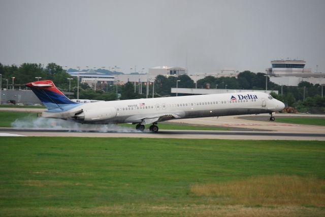 McDonnell Douglas MD-88 (N907DE) - Arriving on runway 18C - 6/17/09