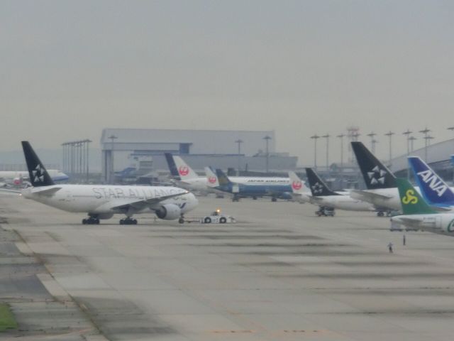 Boeing 777-200 (JA710A) - メラメラですが、スタアラ3機祭り(^^♪
