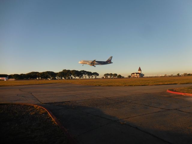 Airbus A320 (LV-GUS) - RWY 31 WITH LAN AIRBUS LANDING AND THE CLUB OF FISHERMAN´S IN THE BACKGROUND