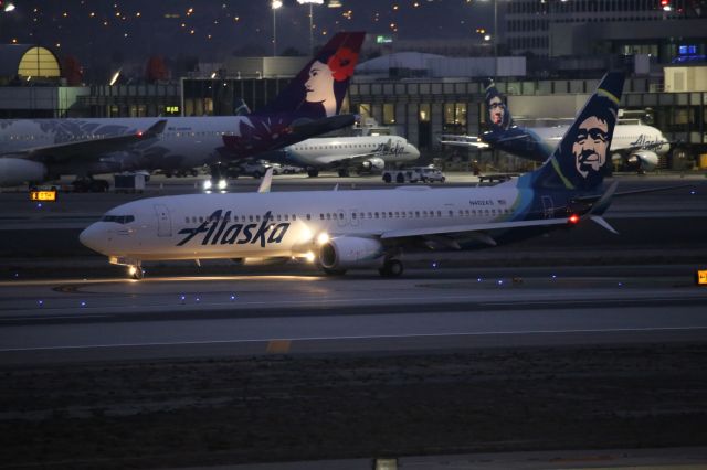 Boeing 737-900 (N402AS)