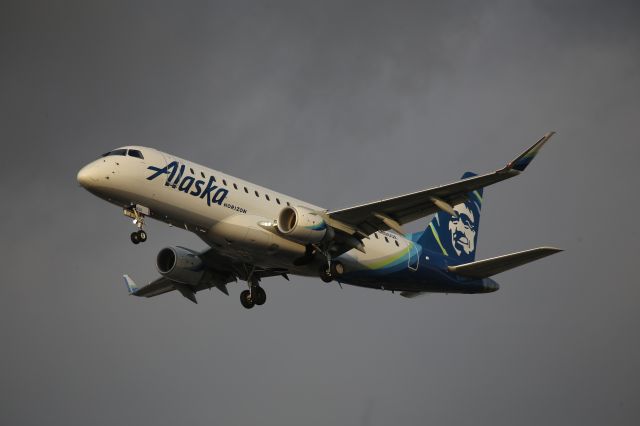 EMBRAER 175 (long wing) (N626QX)