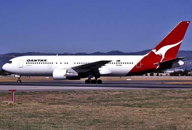 BOEING 767-200 (VH-EAL) - QANTAS - BOEING 767-238/ER - REG : VH-EAL (CN 23306/125) - ADELAIDE INTERNATIONAL AIRPORT SA. AUSTRALIA - YPAD (23/3/1986)