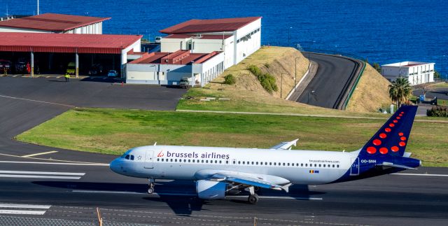 Airbus A320 (OO-SNH)