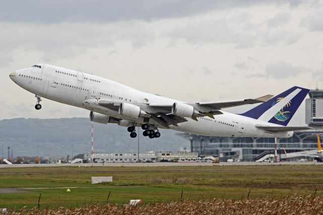 Boeing 747-400 (HZ-HM1)