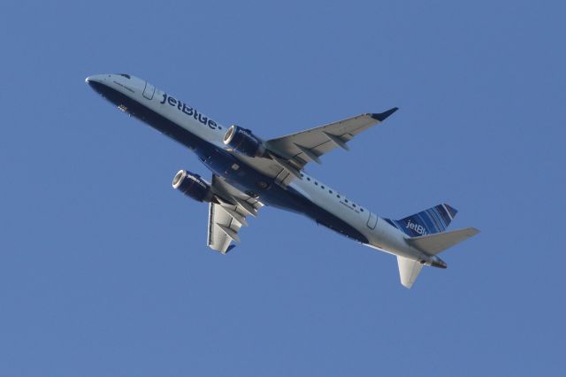 Embraer ERJ-190 (N334JB) - JBU1431 departure to KLGA