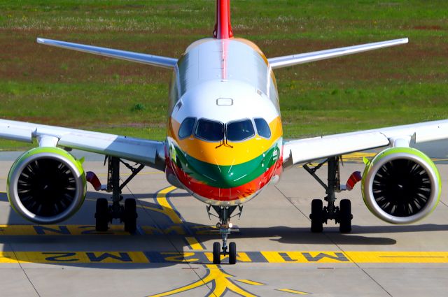 Airbus A220-300 (YL-CSK)