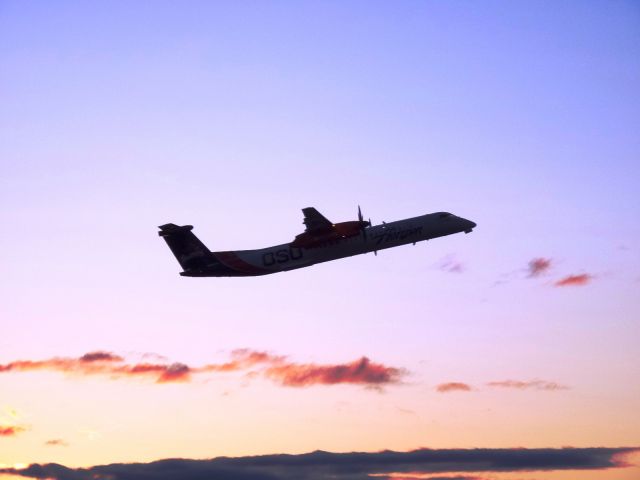 de Havilland Dash 8-400 (N440QX)