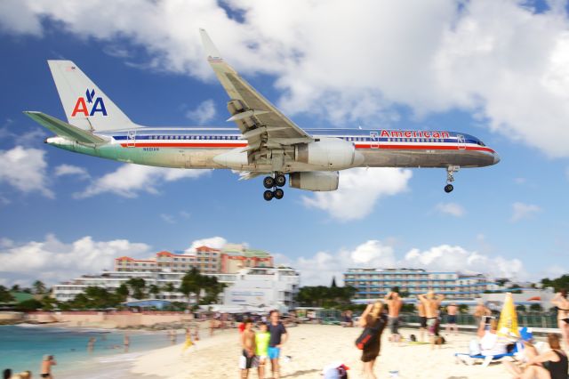 Boeing 757-200 (N601AN) - Shiny American Airlines 757 drifts in to Rwy 10 in Sint Maarten - Jan 5, 2013