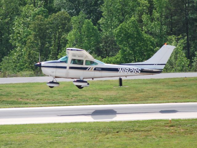 Cessna Skylane (N182BS) - Departing runway 20 KJQF - 4/2/09