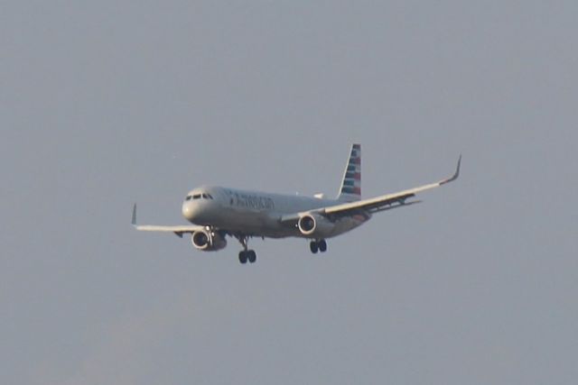 Airbus A321 (N996AN) - Landing Runway: 28C. IFR. Squawk 2370. Operating as "American" AAL1463/AA1463 on 8/04/2018.