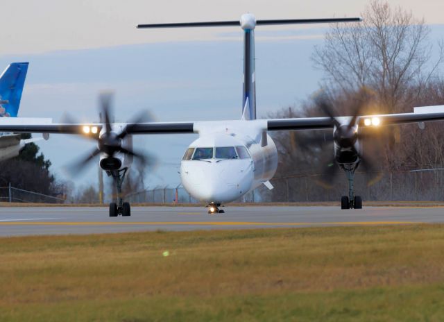 de Havilland Dash 8-400 (C-GWEU)