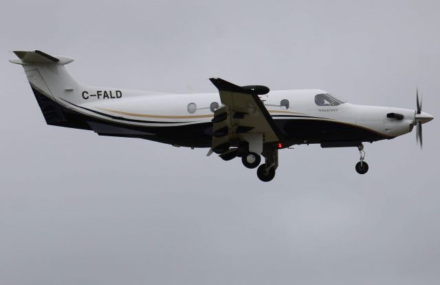 Pilatus PC-12 (C-FALD) - Très beaux Pilatus à son approche finale pour la piste 07 en provenance de CYBG à CYGR 