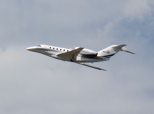 Cessna Citation X (N27VP) - Impressive climb rate. Departure RW28.