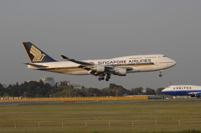 Boeing 747-400 (9V-SPE) - Landing at Narita Intl Airport 16R on 2010/5/2