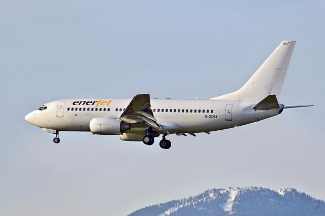 Boeing 737-700 (C-GDEJ)