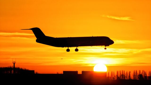 Fokker 100 (OE-LVM)