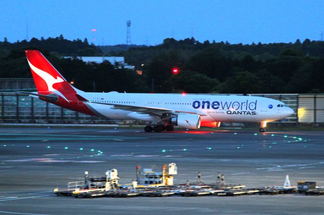 Airbus A330-200 (VH-EBS)