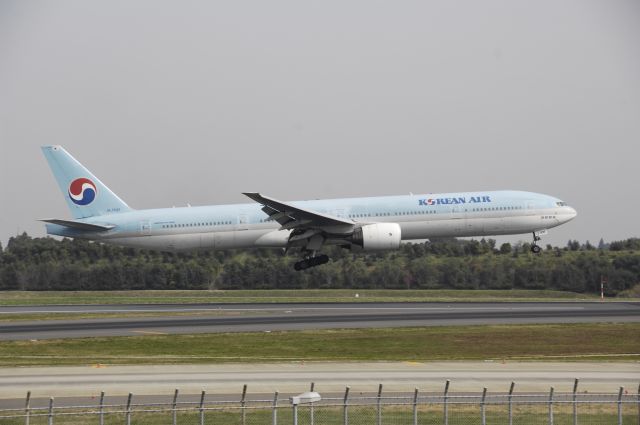 BOEING 777-300 (HL7532) - Landing at NRT Airport Runway 16L on 2011/11/3