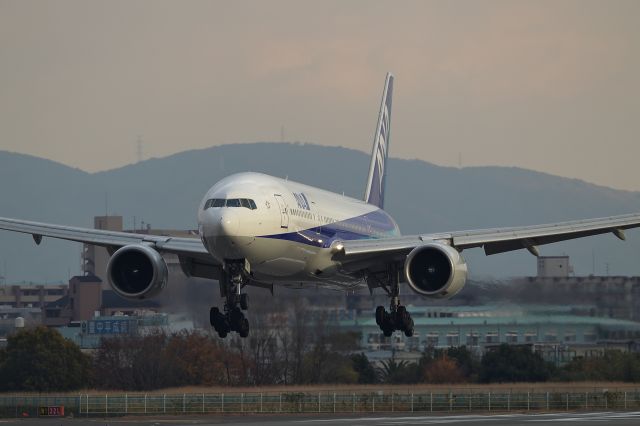 Boeing 777-200 (JA713A)
