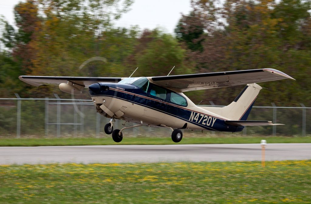 Cessna Centurion (N4720Y) - Take off RW08. Great airport with friendly people!