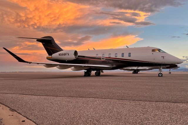 Bombardier Challenger 300 (N566FX)
