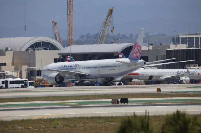 BOEING 777-300ER (B-18002)