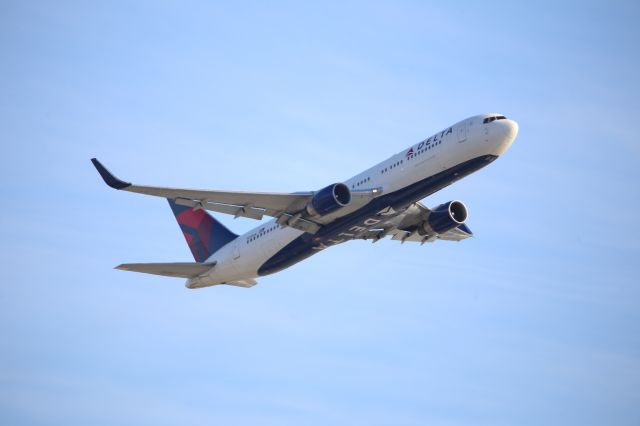 BOEING 767-300 (N178DN)