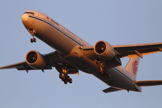 BOEING 777-300ER (B-2043)