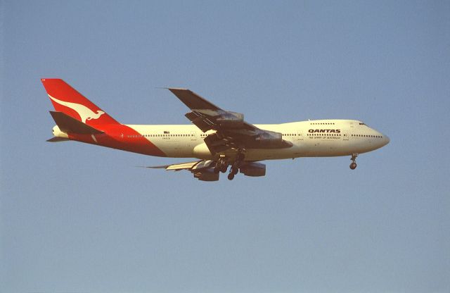 Boeing 747-200 (VH-ECB) - Final Approach to Narita Intl Airport Rwy34 on 1988/11/03