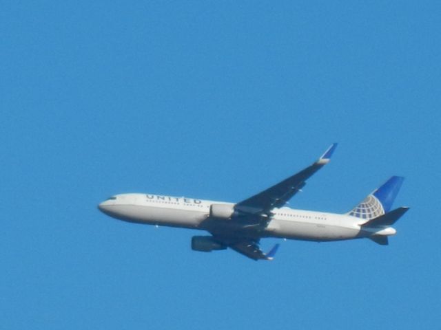 BOEING 767-300 (N641UA) - N641UA, A United Airlines Boeing 767-300 Approaches Dulles Int Airport