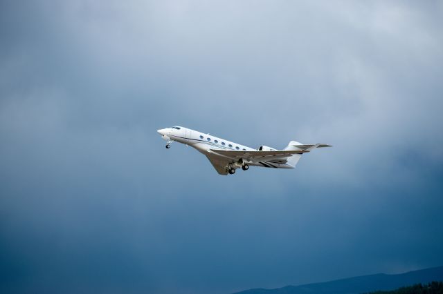 GULFSTREAM AEROSPACE G-7 Gulfstream G600 (N76PW) - See full image