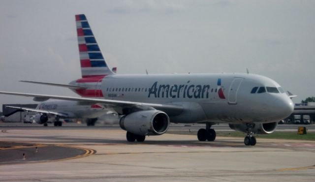 Airbus A319 (N818AW) - American Airlines / N818AW on taxi at KCLT...