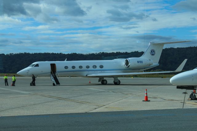 Gulfstream Aerospace Gulfstream V (N1SG) - N1SG doing final boarding and checks before departing Harrisburg