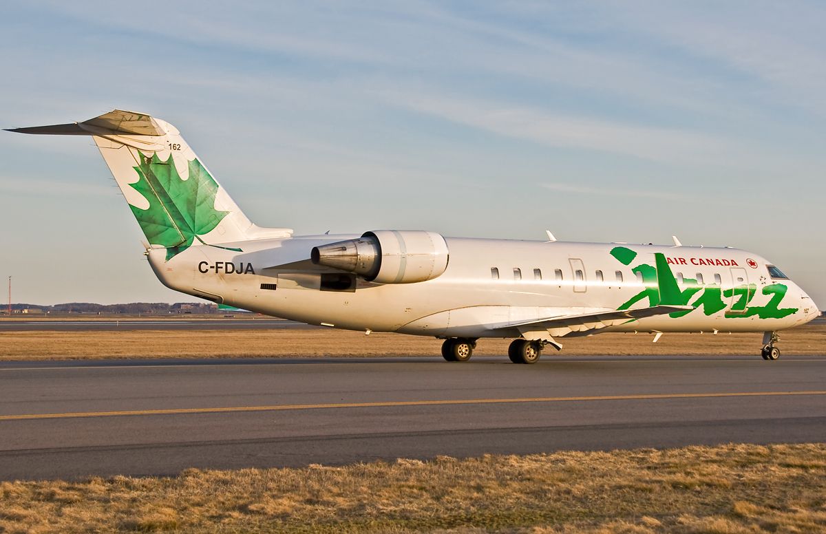 Canadair Regional Jet CRJ-200 (C-FDJA) - Inbound on November